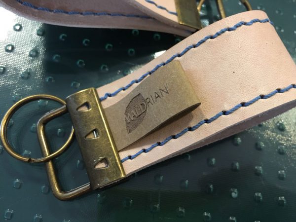 Edler Schlüsselanhänger BC Rinnenthal aus Leder mit Ziernaht in blau und Schließe altmessingfarben - Größe Midi
